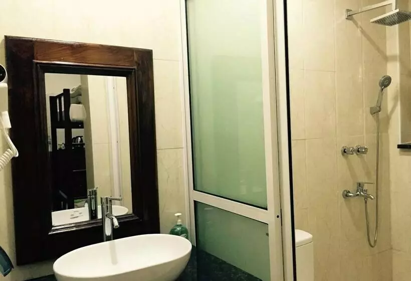 تختخواب در اتاق مشترک, Mr Charles Guest House