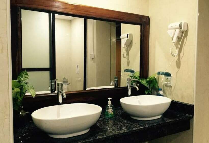 تختخواب در اتاق مشترک, Mr Charles Guest House