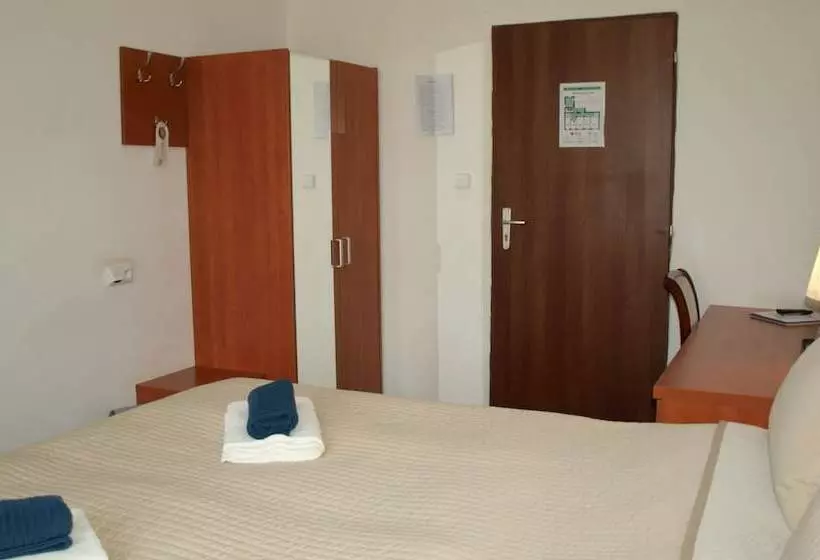 اتاق استاندارد با سرویس بهداشتی مشترک, Pension Village