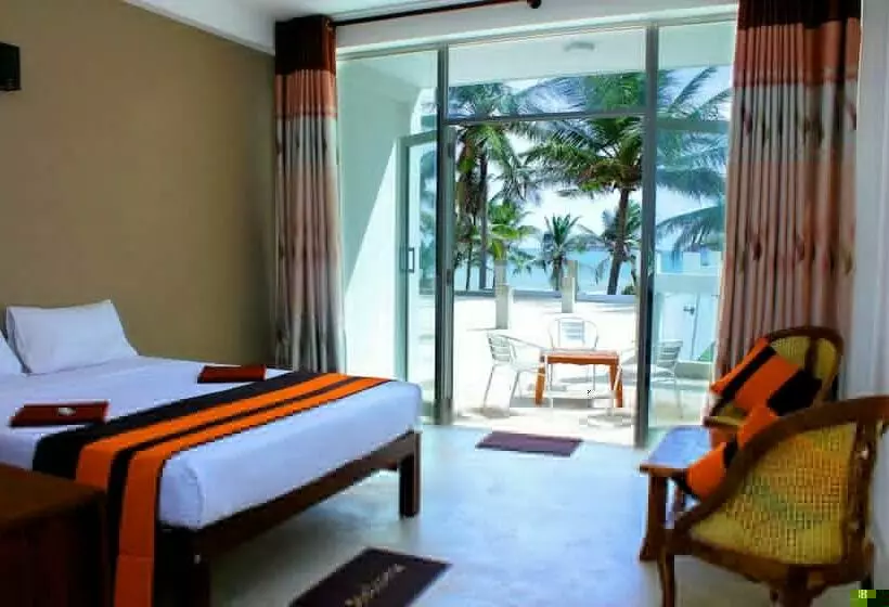 اتاق اکونومی, Saara Beach