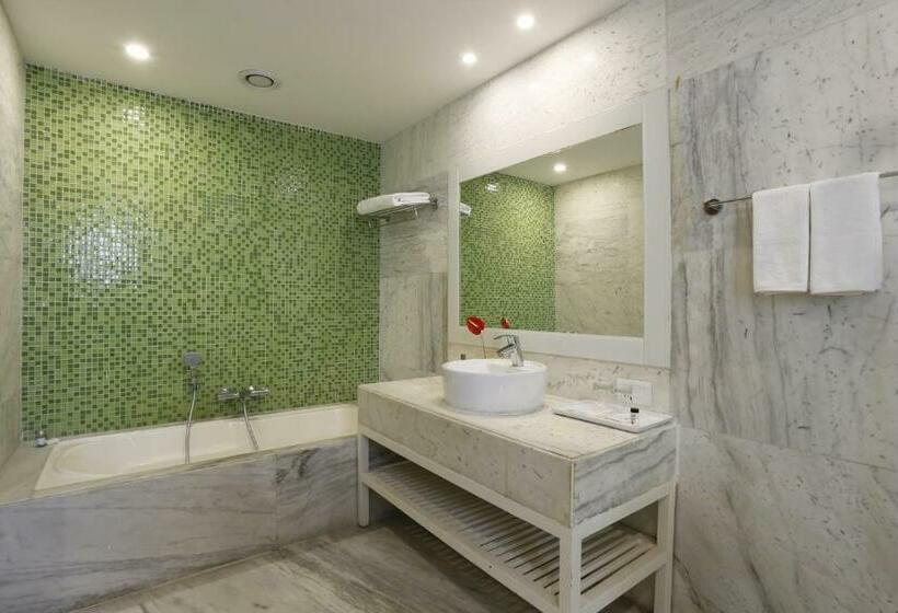 Номер Premium с Балконом, Sarovar Portico Outer Ring Road