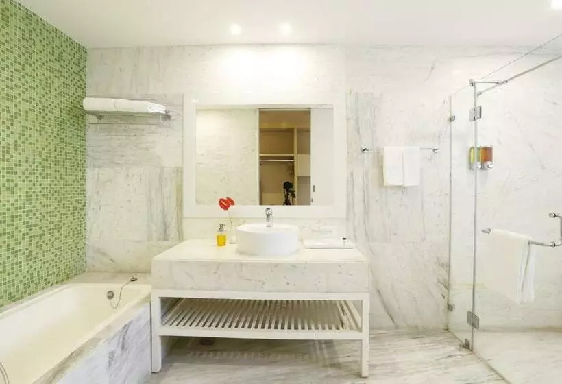 クラブルーム, Sarovar Portico Outer Ring Road