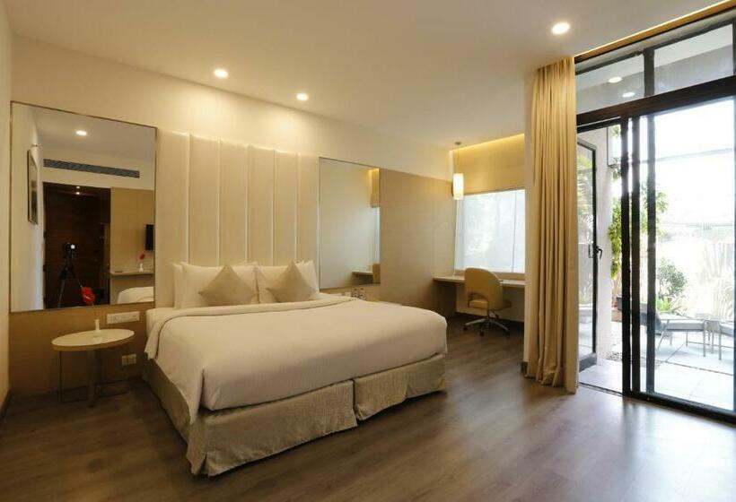 Номер Премиум, Sarovar Portico Outer Ring Road