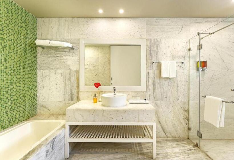 Номер Premium с Балконом, Sarovar Portico Outer Ring Road