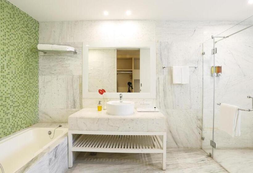 Номер Premium с Балконом, Sarovar Portico Outer Ring Road