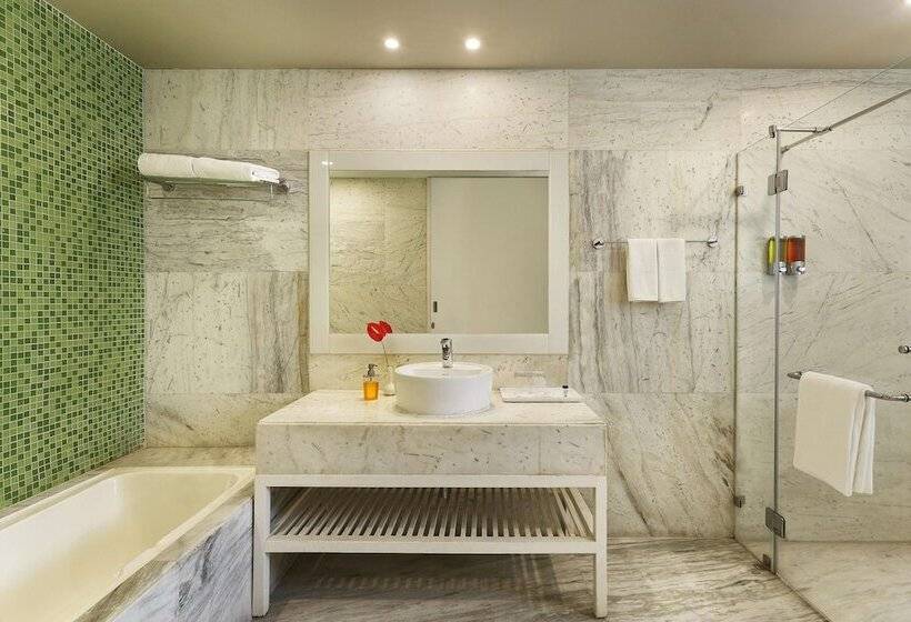 Номер Deluxe, Sarovar Portico Outer Ring Road