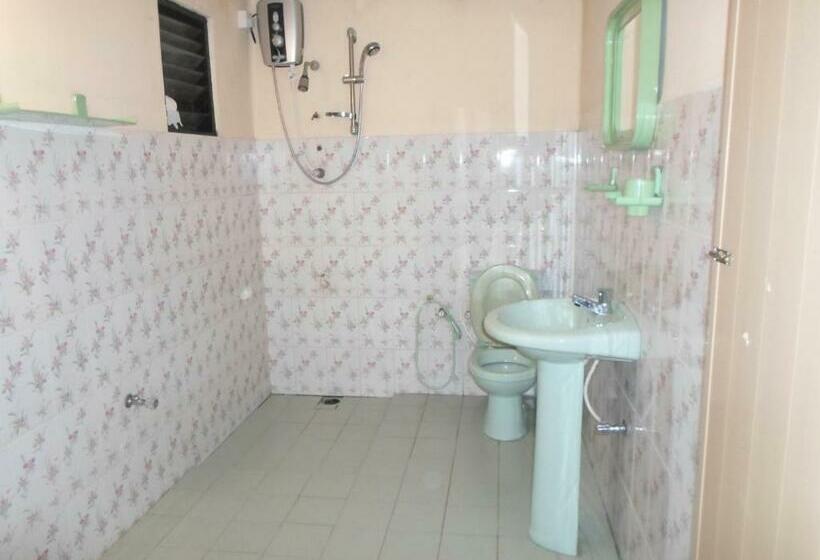 标准三人间, Indrani Inn