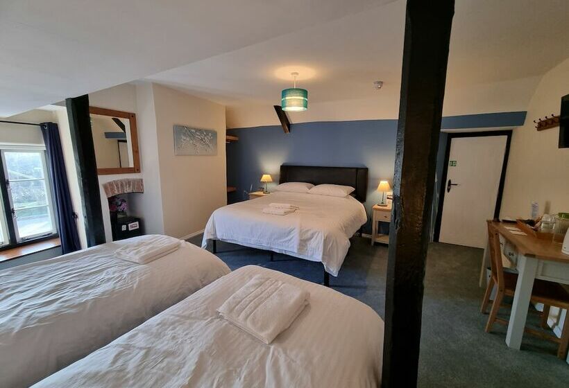 غرفة عائلية, Old Manor House