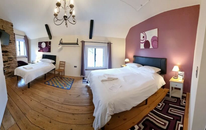 غرفة عائلية, Old Manor House