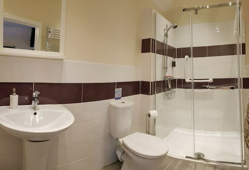 غرفة عائلية, Old Manor House