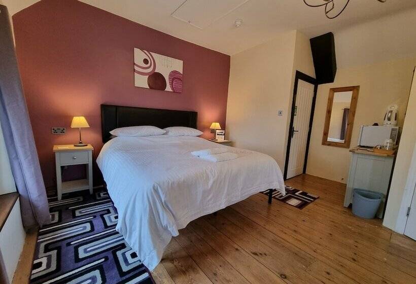 غرفة عائلية, Old Manor House