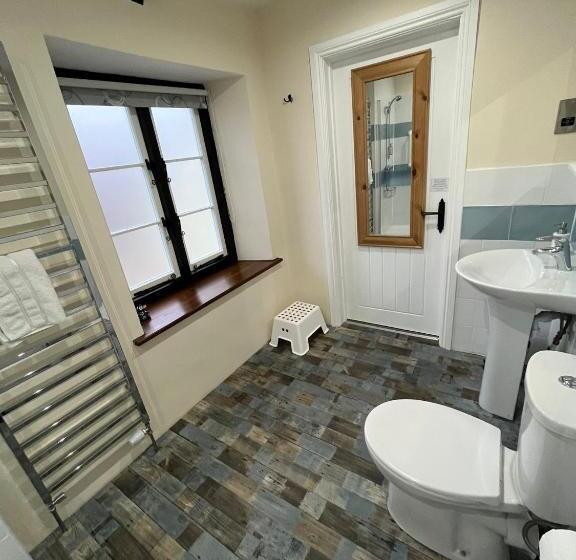 غرفة عائلية, Old Manor House