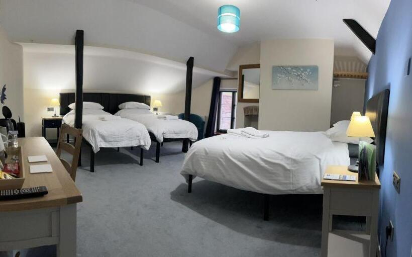 غرفة عائلية, Old Manor House