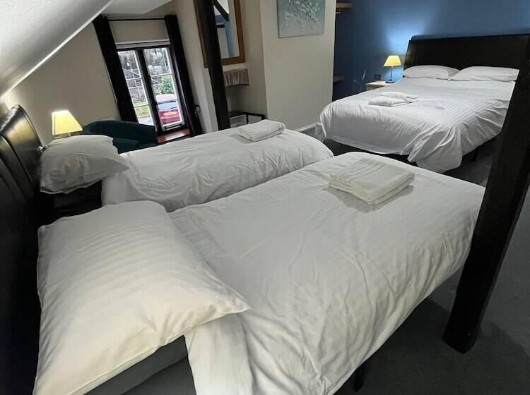 غرفة عائلية, Old Manor House