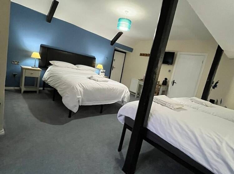 غرفة عائلية, Old Manor House