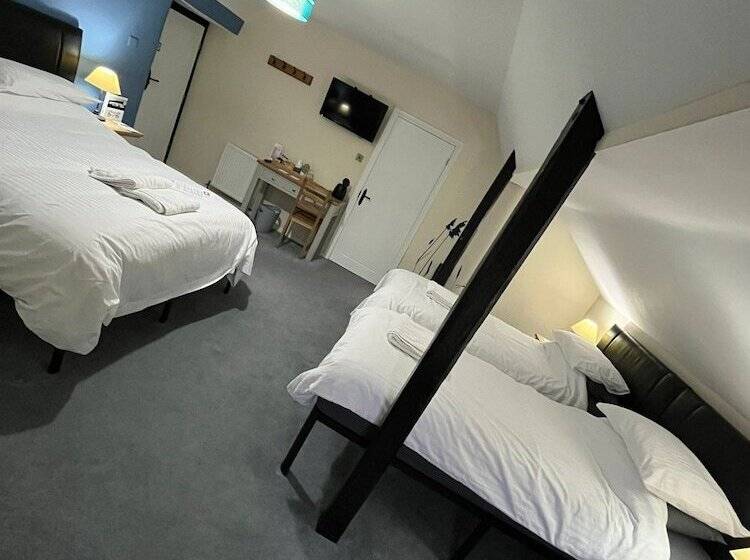 غرفة عائلية, Old Manor House