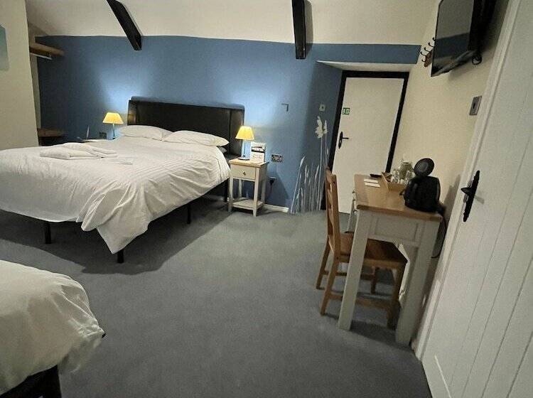 غرفة عائلية, Old Manor House