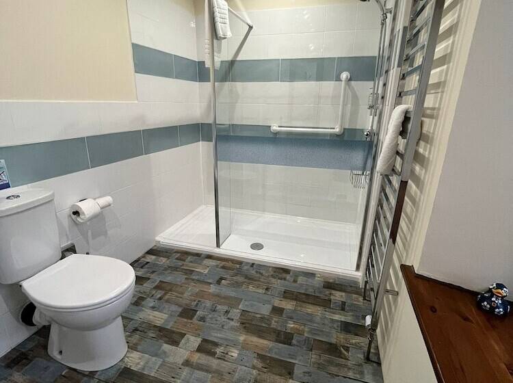 غرفة عائلية, Old Manor House