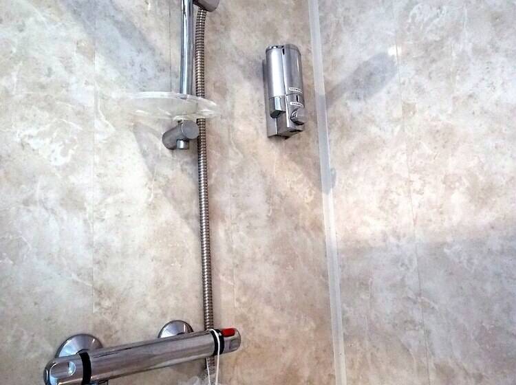 带共用浴室的标准房间, Leonardo S Guest House