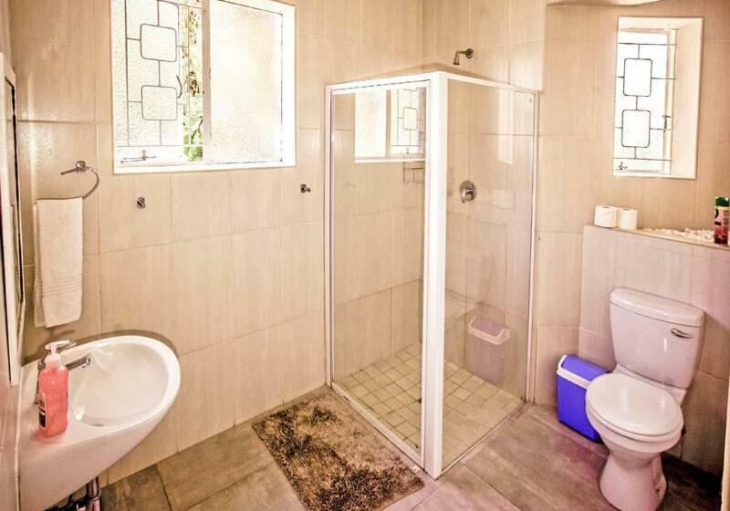 اتاق خانوادگی, The Russel Guest House