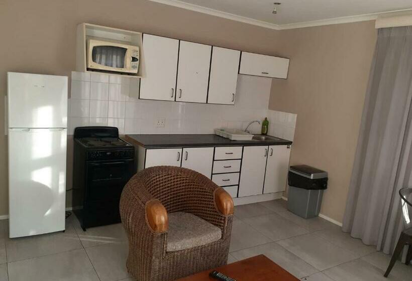 اتاق عادی, The Russel Guest House