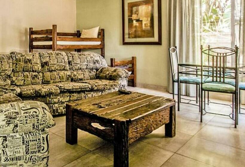 اتاق خانوادگی, The Russel Guest House