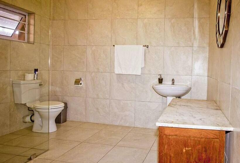 اتاق خانوادگی, The Russel Guest House