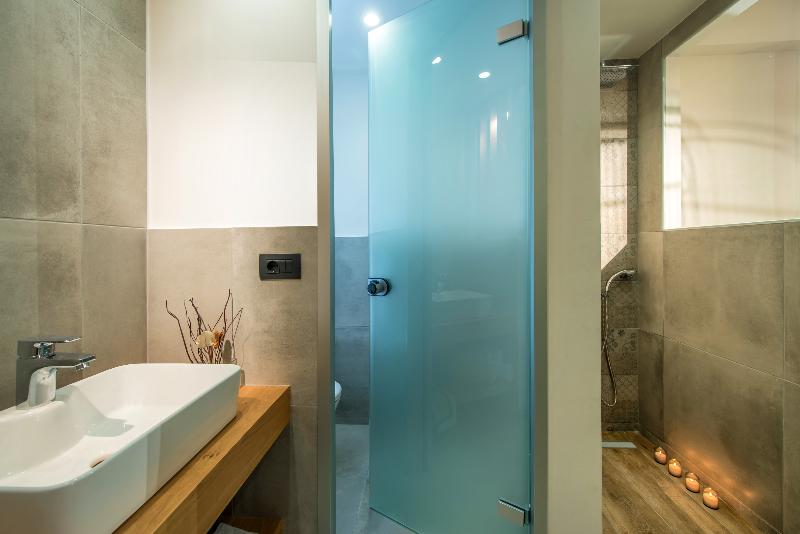 סטודיו אקזקיוטיב, Sierra Motel And Apartments