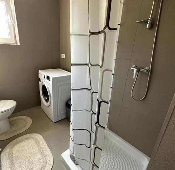 اتاق استاندارد چهارنفره با سرویس بهداشتی مشترک, Hostel On The Road Trip