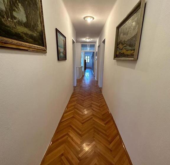 اتاق استاندارد سه تخته با سرویس بهداشتی مشترک, Hostel On The Road Trip