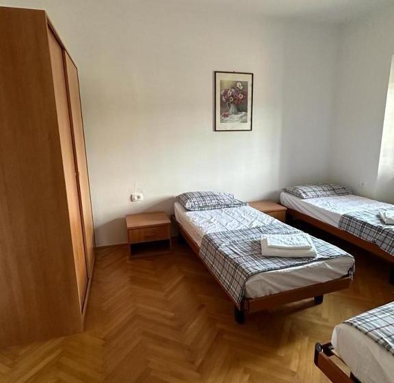 اتاق استاندارد سه تخته با سرویس بهداشتی مشترک, Hostel On The Road Trip