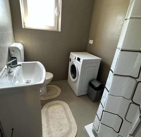 اتاق استاندارد سه تخته با سرویس بهداشتی مشترک, Hostel On The Road Trip