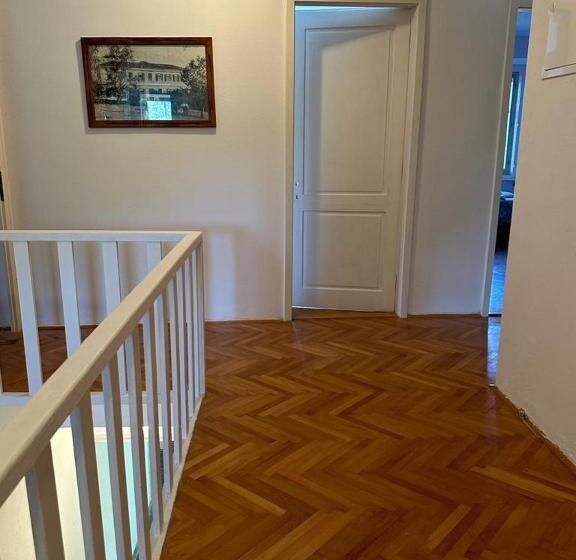 اتاق استاندارد سه تخته با سرویس بهداشتی مشترک, Hostel On The Road Trip