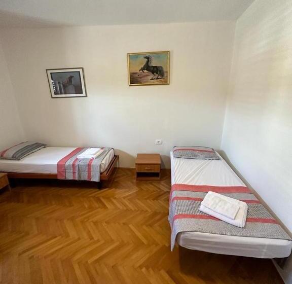 اتاق خانوادگی با سرویس بهداشتی مشترک, Hostel On The Road Trip