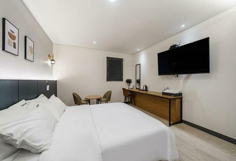 Quarto Estandar, Browndot Hotel Guun