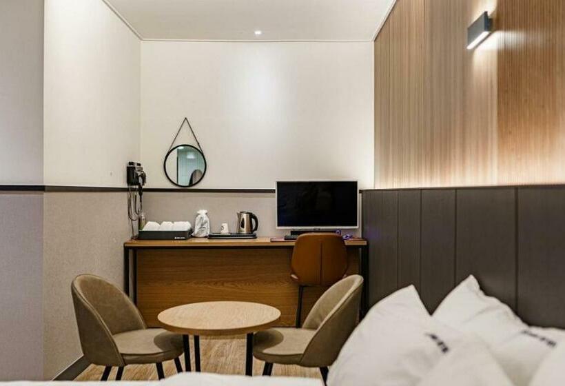 Quarto Estandar, Browndot Hotel Guun