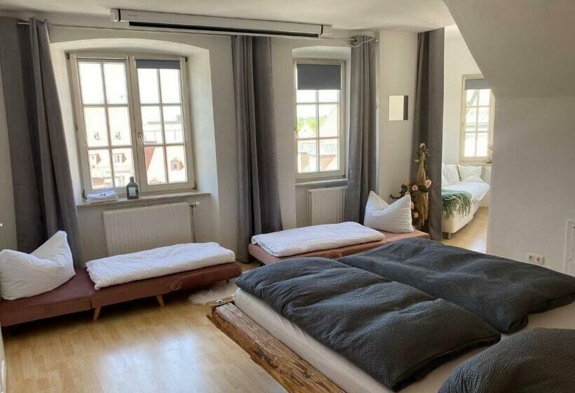 غرفة عائلية, Room In Apartment   Schlummern Wie Dornroschenrapunzel Im Schlosschen