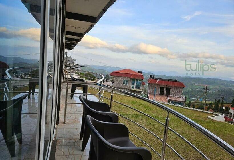 带阳台套房, Tulips Village Resorts