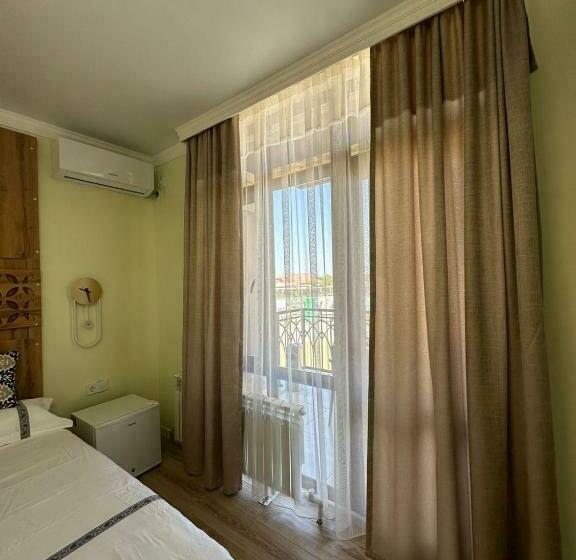 اتاق استاندارد با سرویس بهداشتی مشترک, Qas Saq