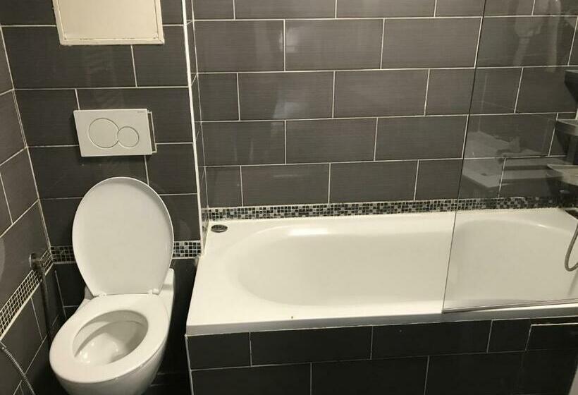 اتاق استاندارد سه نفره, Arcotel Cannes 4 Minutes Du Palais Des Festivals New Management New Team Old Revievv