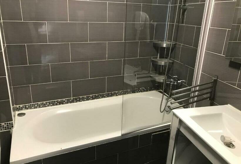 اتاق استاندارد سه نفره, Arcotel Cannes 4 Minutes Du Palais Des Festivals New Management New Team Old Revievv