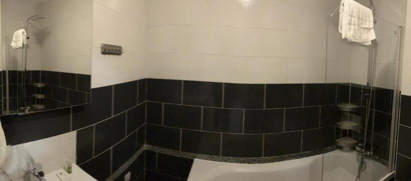 اتاق استاندارد, Arcotel Cannes 4 Minutes Du Palais Des Festivals New Management New Team Old Revievv