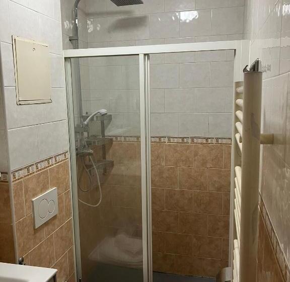 اتاق استاندارد, Arcotel Cannes 4 Minutes Du Palais Des Festivals New Management New Team Old Revievv