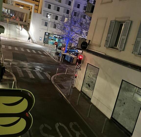 اتاق استاندارد سه نفره, Arcotel Cannes 4 Minutes Du Palais Des Festivals New Management New Team Old Revievv