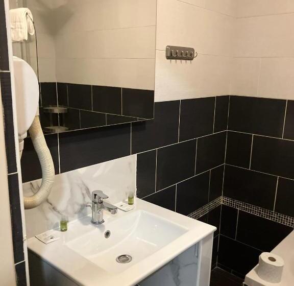 اتاق استاندارد سه نفره, Arcotel Cannes 4 Minutes Du Palais Des Festivals New Management New Team Old Revievv