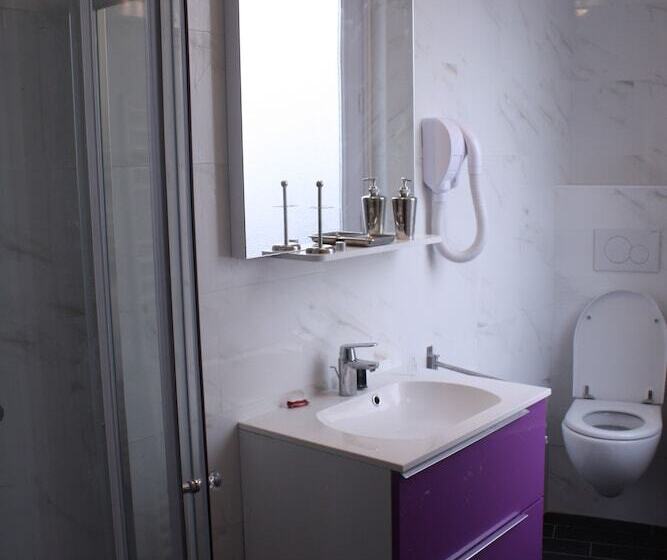 اتاق استاندارد سه نفره, Arcotel Cannes 4 Minutes Du Palais Des Festivals New Management New Team Old Revievv