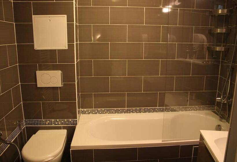 اتاق استاندارد سه نفره, Arcotel Cannes 4 Minutes Du Palais Des Festivals New Management New Team Old Revievv