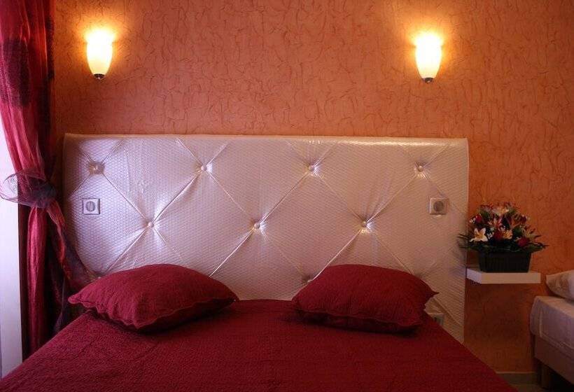 اتاق استاندارد سه نفره, Arcotel Cannes 4 Minutes Du Palais Des Festivals New Management New Team Old Revievv