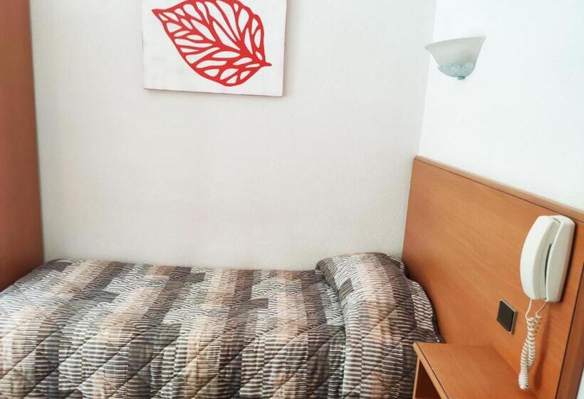 スタンダードトリプルルーム, Compostelle