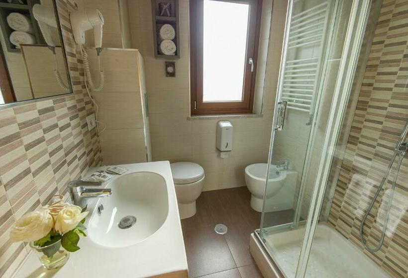 חדר סטנדרט לשלושה, Iris